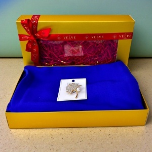 Pachet Silky pentru femei, cu esarfa eleganta si brosa, in cutie cadou, Albastru royal - Img 2