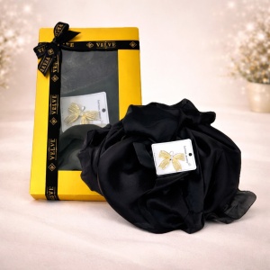 Pachet Silky pentru femei, cu esarfa eleganta si brosa, in cutie cadou, Negru