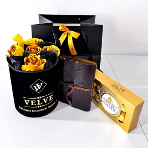pachet cadou cu trandafiri si accesorii perlate