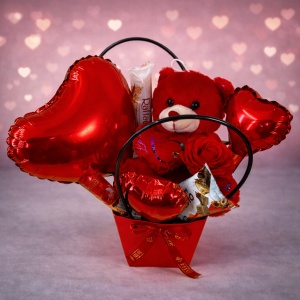 Pachet Special Valentine – ursuleț de pluș 20 cm, trandafir de săpun și dulciuri premium