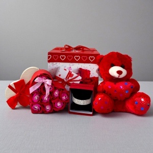Pachet Special Valentine, cu ursulet plus 20 cm, bratara eleganta, cutie inima cu 10 trandafiri din sapun, ambalate in cutie cadou - Img 3