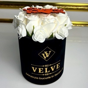 Pachet Special Valentine, cu ursulet plus 25 cm, aranjament cu 9 trandafiri de sapun, brosa si set cosmetice, in cutie cadou - Img 3