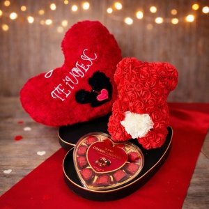 Pachet Special Valentine, urs floral 25cm, perna cu mesaj brodat "Te iubesc" 25x35cm, praline Roshen 122gr, Rosu