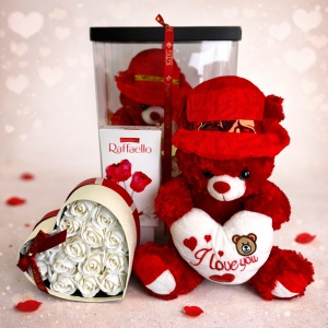 Pachet Special Valentine, ursulet de plus, aranjament floral romantic și praline Raffaello