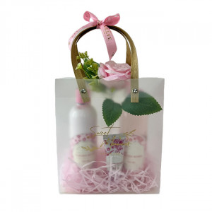 Pachet cadou Sweet Moment, gel dus 250ml Vivian Gray, crema corp 250ml Vivian Gray, crema maini 30ml Vivian Gray, trandafir artizanal, in punga eleganta cadou