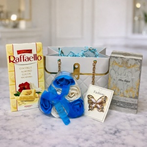 Pachet Trinket, apa de parfum arabesc Pure Musk femei 50 ml, ciocolata Raffaelo 90gr, cutie trandafiri din sapun si brosa, in punga tip poseta, Alb