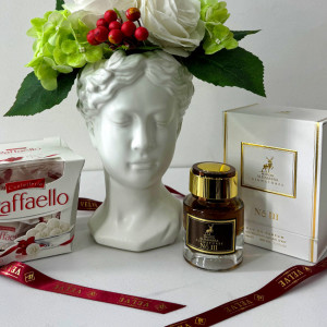 Pachet Vaza Adonis cu aranjament floral inclus, praline Raffaello 150gr, parfum arabesc Apa de Parfum Signatures No 3, Maison Alhambra, Unisex - 50ml