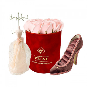 Pachet Velvet, cu 9 trandafiri de sapun, in cutie rosie de catifea, Roz pal, suport bijuterii in forma de silueta si pantof