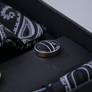 Set 3 piese Mistery, pentru barbati, papion, butoni si batista din stofa, negru cu imprimeu alb , MS109