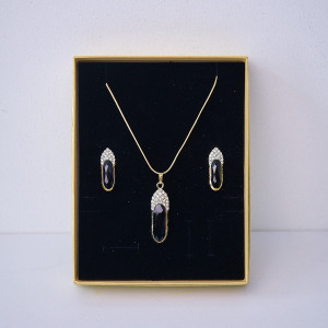 Set accesorii Feeling, din inox, cu cercei, lantisor si pandativ cu cristale, in cutie eleganta