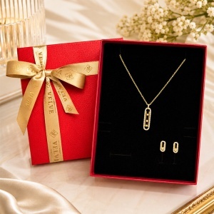 Set bijuterii Elvira, colier cu pandantiv geometric si cercei cu cristale stralucitoare, in cutie cadou, Auriu