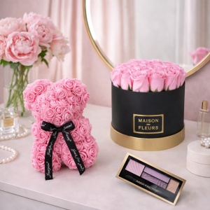 Set Cadou, Aranjament floral cutie rotunda neagra cu trandafiri roz de sapun, Ursulet floral Roz 25 cm si Paleta fard