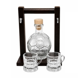 Set cadou barbati, cu sticla in forma de minge de fotbal 200 ml, 2 pahare si suport din lemn - Img 3