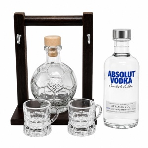 Set cadou barbati, cu sticla in forma de minge de fotbal 200 ml, 2 pahare, suport din lemn si Absolut Vodka 200 ml