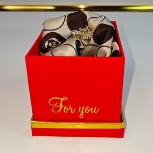 Set cadou For You, esarfa eleganta cu brosa aurie, ambalata in cutie premium, bej-maro - Img 6
