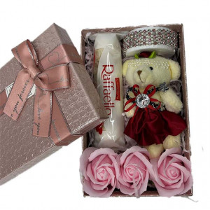Set cadou Glamour pentru fetite, bratara cu pietre semipretioase, Praline Raffaello, Ursulet elegant si trei trandafiri din sapun 19x12x7 cm