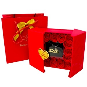 Set cadou Love Box cu 16 trandafiri de sapun si colier inima din otel inoxidabil