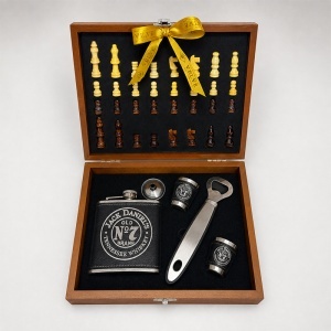 Set cadou pentru barbati Jack Daniel’s, cutie cu tabla si piese de sah, plosca, 2 pahare, palnie si desfacator - Img 6