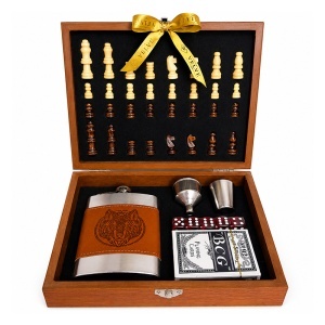 Set cadou pentru barbati Lup, cutie cu tabla si piese de sah, plosca, carti de joc, zaruri, pahar si palnie
