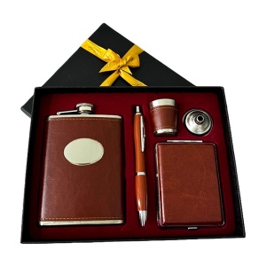 Set cadou pentru barbati VLV, 5 piese, plosca, pix, pahar, palnie, tabachera, Maro