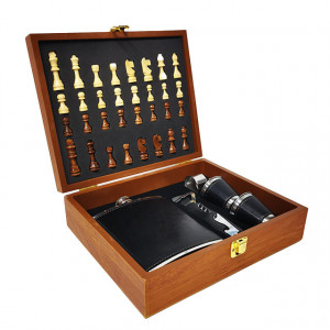 Set cadou pentru barbati VLV, cutie si piese pentru sah, tirbuson, sticla pentru bautura si pahare imbracate in piele ecologica, negru, 26x22x8cm