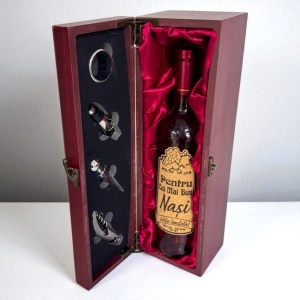 Set cadou "Pentru cei mai buni nasi", caseta eleganta din lemn, cu maner, o sticla vin si 4 accesorii bar - Img 5