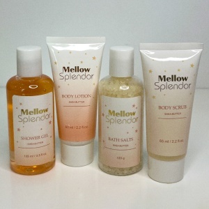 Set cadou spa pentru femei Mellow Splendor cu gel de dus, body lotion, sare de baie, body scrub si borseta cosmetica - Img 2