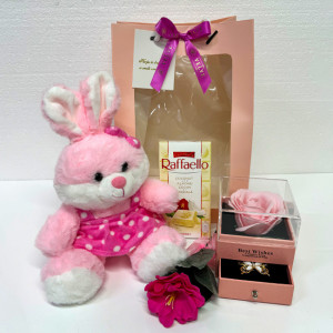 Set cadou Special Valentine, cu ursulet de plus 25cm, ciocolata Raffaello 90gr, cutie cu sertar, brosa, trandafir sapun roz, in punga cadou