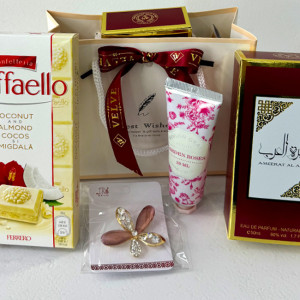 Cadou cu stil pentru femei, Spring Aromas, cu parfum arabesc Ameerat al Arab de la Asdaaf, brosa martisor, crema de maini Garden Roses by Vivian Gray si ciocolata alba Raffaello New Edition, in punga cu fundita, Rosu Bordo 2