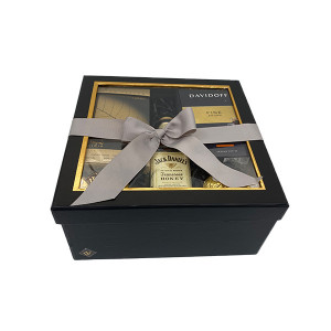 Set cadou unisex, Cutie eleganta cu Parfum Lattafa Perfumes Najdia in Gold Apa de Parfum 100ml, cafea Davidoff Fine Aroma 250gr, Whisky Jack Daniel's Honey 200ml si praline Ferrero Rocher