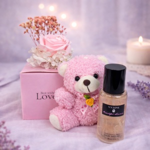 Set cu ursulet de plus, trandafir roz pal de sapun, gypsophila criogenata si Shine Body Mist 90 ml