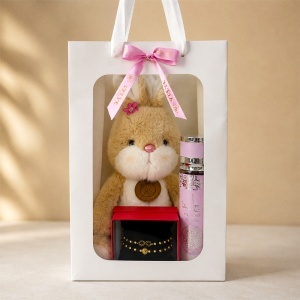 Set dama Bunny Box cu iepuras de plus, spray de corp arabesc VV LOVE si set de bratari in cutie rosie - Img 2
