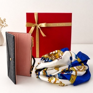 Set dama Royal Blue Edition, cu portofel din piele eco textura crocodil negru si esarfa satinata, in cutie eleganta - Img 2