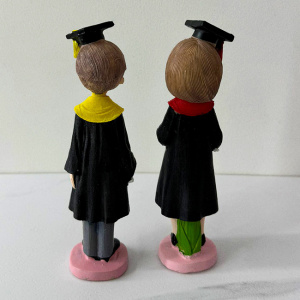Set doua Figurine din rasina, absolventi cu diploma 20 cm - Img 4