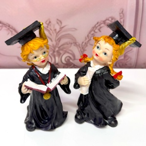 Set doua Figurine din rasina, absolventi cu diploma si carte, 18 cm - Img 4