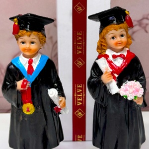 Set doua Figurine din rasina, absolventi cu medalie si buchet, 17 cm - Img 3