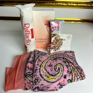 Set elegant Delicate Pink pentru femei, cu parfum arabesc Evidence, crema de maini, colier cu pietre, brosa, praline Raffaello, eșarfă si gentuta cu toarte perle - Img 6