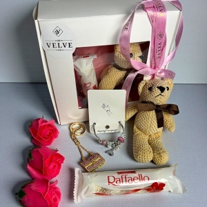 Set Glamour pentru femei, cu bratara, praline Raffaello 40gr, ursulet crosetat, breloc elegant si 3 trandafiri de sapun, in cutie cadou - Img 3