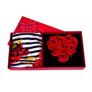 Set cadou Love Rose, cutie cu 6 trandafiri rosii din sapun si esarfa, Alb