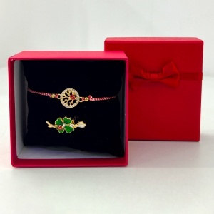 Set Martisor bratara cu snur rosu-alb Copacul Vietii si brosa trifoi verde cu buburuza, in cutie rosie - Img 4