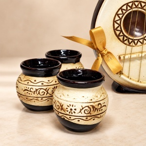 Set minibar traditional cu plosca din ceramica in forma de instrument muzical si 6 pahare de 30 ml, 35 cm - Img 3