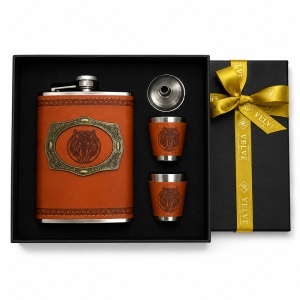 Set pentru barbati Lup cu plosca 250 ml, 2 pahare si palnie, in cutie eleganta