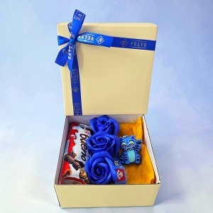 Set pentru copii Joy Box Blue Monster K-Pop, breloc figurina, 3 trandafiri albastri de sapun si Kinder Bueno - Img 3