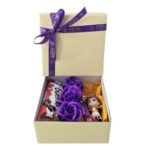 Set pentru copii Joy Box K-Pop Purple, breloc figurina Star, 3 trandafiri mov de sapun si Kinder Bueno - Img 2