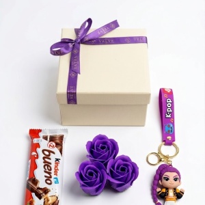 Set pentru copii Joy Box K-Pop Purple, breloc figurina Star, 3 trandafiri mov de sapun si Kinder Bueno