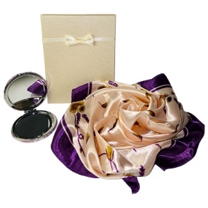 Set pentru femei, cu esarfa eleganta satinata si oglinda, in cutie eleganta, crem-mov - Img 3