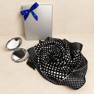 Set pentru femei Satin Glow cu esarfa satinata 50x50 cm si oglinda compacta, in cutie eleganta, negru-alb - Img 4
