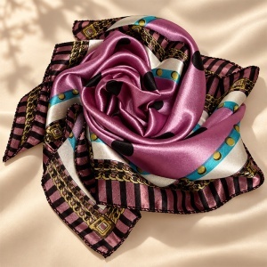 Set pentru femei Satin Glow cu esarfa satinata 50x50 cm si oglinda compacta, in cutie eleganta, roz-lila multicolor - Img 2