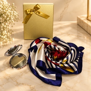 Set pentru femei Satin Glow cu esarfa satinata 50x50 cm si oglinda compacta, in cutie eleganta, alb-bleumarin cu flori rosii - Img 4