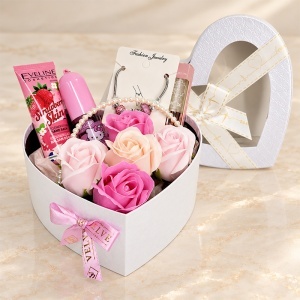 Set pentru fete Rasfat in Roz, cu spray Hello Kitty, bratara, colier si produse cosmetice, in cutie inima cu trandafiri decorativi - Img 3